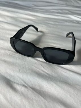 Black Rectangular Sunglasses with Sculpted details
